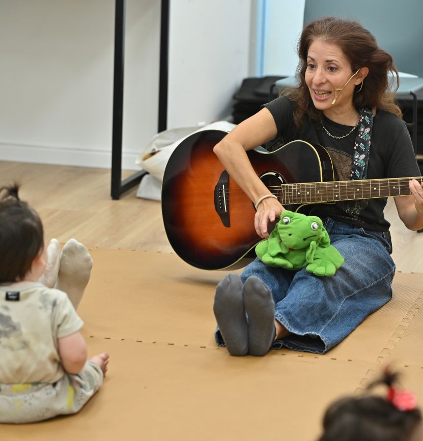 חיות במנגינות עם קרן לידה עד זחילה פעילות מוזיקלית