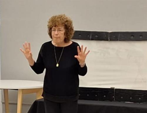 שעת סיפור בספריה - זה משגע להיות צפרדע