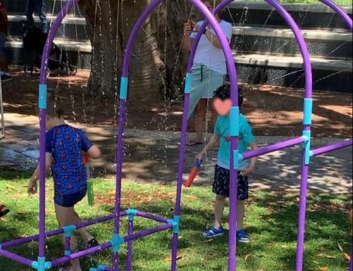 פאנן בגינת אוסטרליה فنان في حديقة أستر