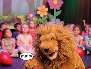 רביעי של סיפור - האריה שאהבה תות