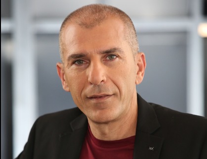 בועז טביב ולהקתו במופע יווני