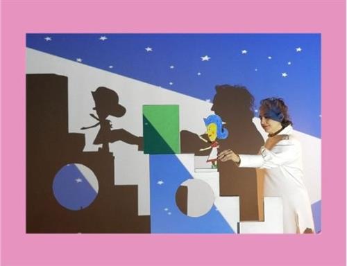 הצגה בספרייה عرض في المكتبة