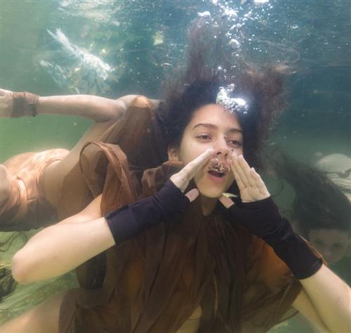 פתיחת התערוכה עיר על מים סוערים
